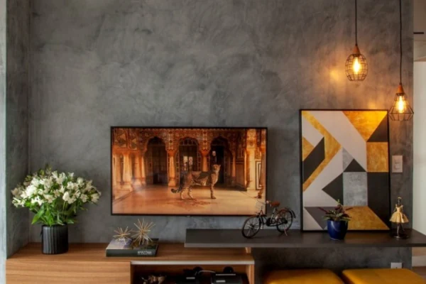 Sala decorada com parede em cimento queimado