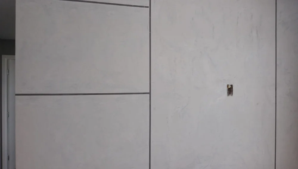 Parede com fino acabamento em textura clara